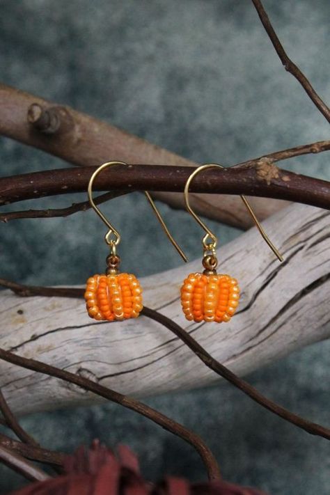 Beaded Pumpkin Earrings, Beaded Pumpkin, Halloween Jewelry Diy, Halloween Beaded Jewelry, Seed Beaded Earrings, Seed Bead Jewelry Patterns, Seed Bead Crafts, Pumpkin Bead, Art Perle