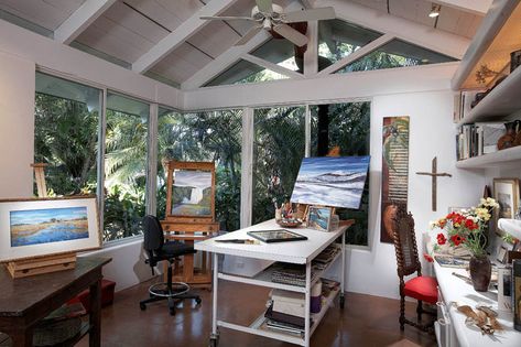 Small art studio with full-size windows - Decoist Home Art Corner, Art Studio In Living Room, Art Studio Layout, Home Art Studio Ideas, Artists Desk, Art Studio Ideas, Home Art Studios, Studio Corner, Home Art Studio