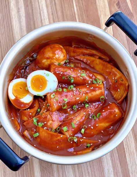 Tteokbokki Recipe, Best Korean Food, Spicy Rice, Spicy Korean, Korean Street Food, Korean Dishes, Korean Street, Food Is Fuel, Rice Cakes