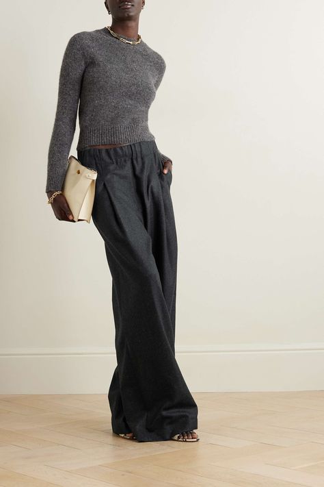 Wool Outfits Woman, Wide Leg Grey Pants Outfit, Wool Trousers Outfit, How To Style Black Wide Leg Pants, Wool Pants Outfit, Sweater Pants Outfit, Berlin Fashion, Minimal Chic, Pantalon Large