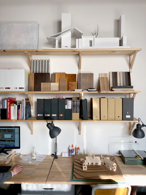 Architecture Studio Aesthetic, Small Home Office Design Interior, Architect Home Office, Small Office Space Ideas, Architect Aesthetic, Office Design Inspo, Creative Studio Space, Muji Home, Design Studio Workspace