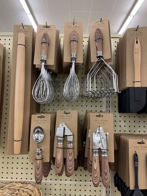 Kitchen Utensils Aesthetic, Kitchen Essentials List, Kitchen Decor Collections, Crockery Design, Modern Kitchen Accessories, Kitchen Organisation, Bright Kitchens, Tiny House Decor, Home Organisation