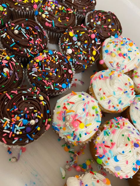 Mood Board Cupcakes decorated for birthday, with sprinkles, chocolate and vanilla Bday Cupcakes, Cupcakes Sprinkles, Sprinkle Cupcakes, Chocolate Sprinkles, Themed Cupcakes, Pinkie Pie, Chocolate Cupcakes, Birthday Cupcakes, Cupcakes Decoration