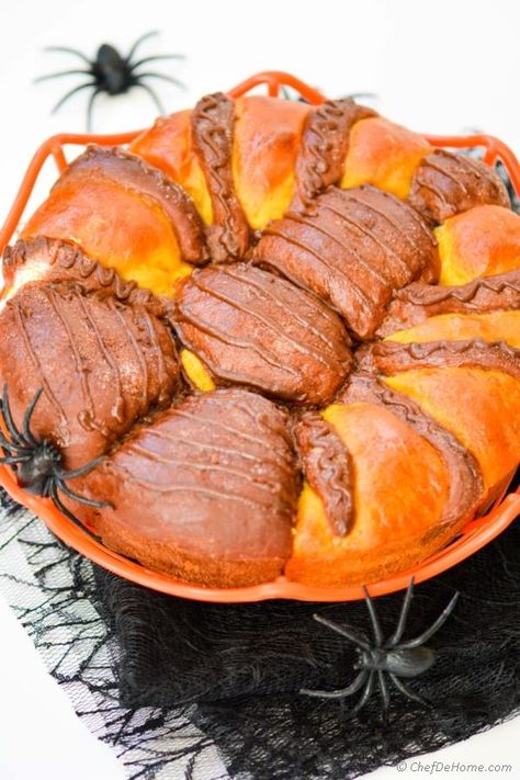 Pumpkin Chocolate Brioche Spider bread with Creepy Spiders. Spider Bread, Pumpkin Brioche, Brioche Bread Recipe, Spiced Chocolate, Pizza Dough Recipe, Brioche Bread, British Bake Off, Spiced Pumpkin, Homemade Bbq