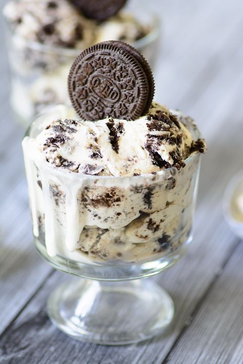 No Churn 3 Ingredient Cookies & Cream Ice Cream. What kid or adult doesn't love Cookies 'n Cream ice cream on a hot summer day. Ice Cream Recipes Machine, 3 Ingredient Cookies, Oreo Ice Cream, Mini Bundt Cakes, Cream Ice Cream, No Churn Ice Cream, Cookies N Cream Cookies, Köstliche Desserts, Ice Cream Flavors