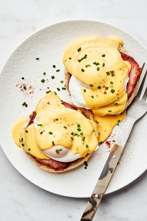 Eggs Benedict Photography, Eggs Benedict Aesthetic, Egg Food Photography, Spinach Strata Recipe, Thailand Breakfast, Best Hollandaise Sauce, Breakfast Food Photography, Taylor Pork Roll, Brunch Photography