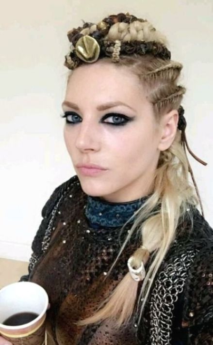 Vikings Hair, Katheryn Winnick Vikings, Lagertha Vikings, Viking Makeup, Vikings Halloween, Lagertha Hair, Vikings Lagertha, Viking Party, Costume Viking