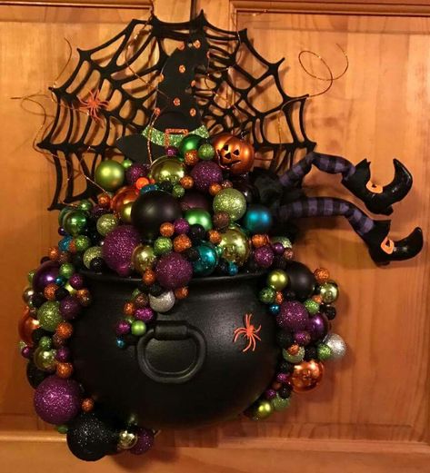 Clever and unique Halloween witch's cauldron wreath Cauldron Decoration Ideas, Cauldron Wreath, Halloween Witch Cauldron, Witch's Cauldron, Food Halloween, Diy Halloween Wreath, Dollar Store Halloween, Adornos Halloween, Halloween Wreaths