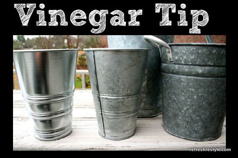 Tips (Vinegar) Metal Buckets, Galvanized Buckets, Aging Metal, Metal Containers, Foto Tips, Primitive Crafts, Galvanized Metal, Diy Projects To Try, Buckets