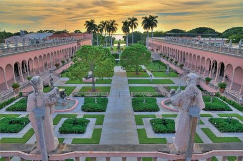 MustDo.com | The attractive pink colonnaded building you will see as you start your tour of the museum grounds was purpose-built in 1929 to accommodate John Ringling’s considerable collection of art works. The Ringling Sarasota, Florida. Ringling Museum Wedding, Florida Day Trips, Florida Vacation Spots, Wedding Proposal Ideas, Ringling Museum, Florida Getaway, Florida Attractions, Florida Travel Guide, Siesta Key Beach