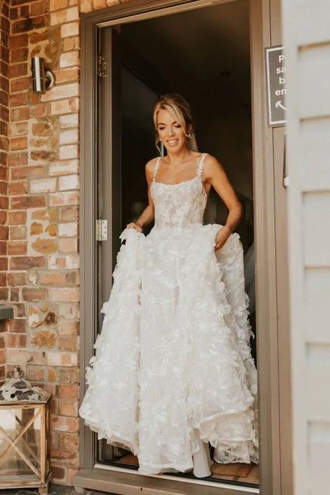 Lace Align Wedding Dress, Wedding Dresses Size 8-10 Models, Gooey Wedding Dress, Classy Wedding Dress A Line, White On White Work Outfit, Wedding Dresses Lace Elegant, Wedding Dresses Lace Applique, Cupped Wedding Dress, Wedding Dress With Pretty Back