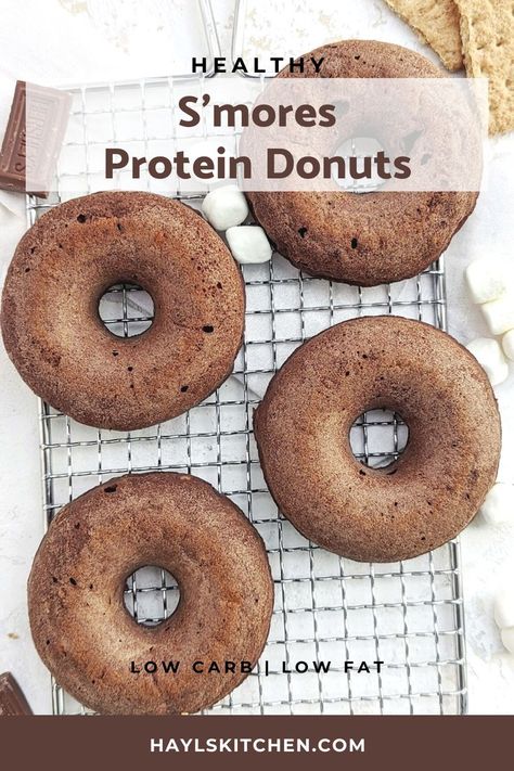 Unbelievable S’mores Protein Donuts complete with graham crackers, marshmallow and Hershey’s, but healthy! This S’mores donuts recipe uses protein powder and egg whites and are low sugar and low fat too. High Protein Donuts, Protein Donuts Recipe, Healthy Donuts Recipe, Healthy Marshmallows, Protein Donuts, Healthy Donuts, Protein Baking, Protein Packed Meals, Donuts Recipe