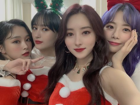 Gahyeon//Siyeon//Sua//Jiu Dreamcatcher Christmas, Lee Si Yeon, Best Night Of My Life, Pin Pics, Christmas Icons, Everlasting Love, Second World, Blackpink Jisoo, Kpop Wallpaper