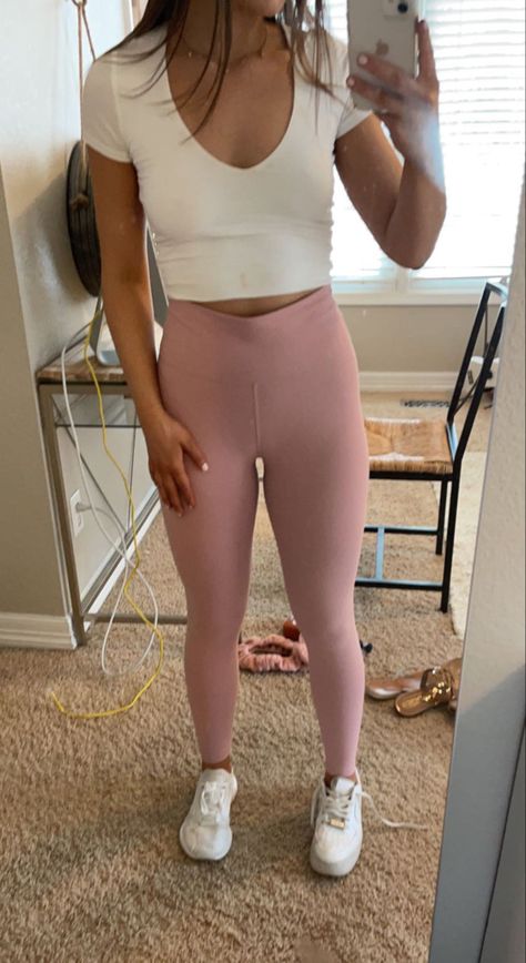 Pink Legging Outfits, Light Pink Leggings Outfit, Rose Leggings Outfit, Trendy Pink Leggings For Gym, Pink Leggings Outfit Casual, Outfits With Pink Leggings, Pink Spring Leggings For The Gym, Casual Pink Gym Leggings, Pink Spring Gym Leggings