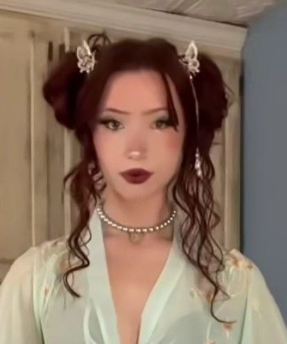 hair from "outfits inspired by padme" by @ annalysetaylor on Instagram Padme Inspired Hair, Padme Amidala Hairstyles, Padme Inspired Outfits, Padme Amidala Hair, Padme Hairstyles, Padme Hair, Messy Space Buns, Pirate Hair, Pirate Cosplay