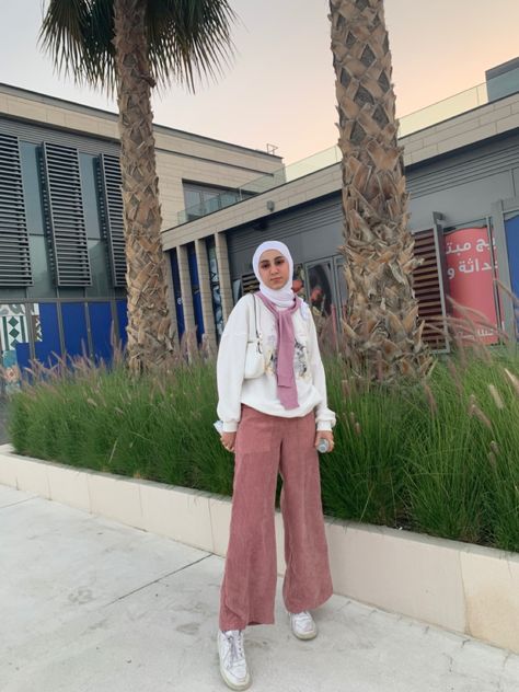 Pink Corduroy Pants Outfit, Pink Hijab Outfit, Pink Corduroy Pants, Corduroy Pants Outfit, Pink Hijab, Uniqlo Pants, Pink Corduroy, Outfit Pink, Pink Pants