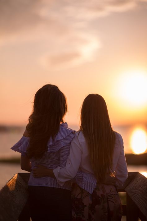 Beach With Best Friend, Best Friend Images Friendship, Friendships Photo, Two Friends Photoshoot, Bestie Images, Best Friend Pics, Best Friend Hug, Best Friend Photo Ideas, Sisters Images