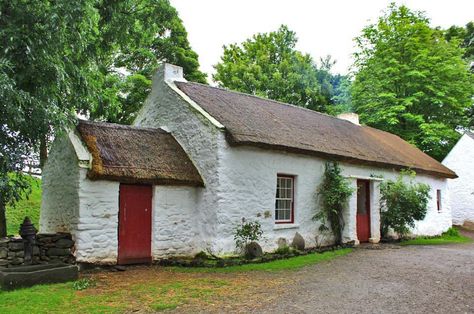 Irish Cottage Floor Plans, Irish Cottage Exterior, Old Irish Cottage, Irish Cottage Interiors, Irish Cottages, Irish Houses, Ireland History, Irish Ancestry, Dublin Ireland Travel