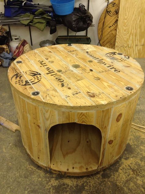 Large Wooden Spool Projects | Antwort Löschen Den Thread löchsen Electrical Spools, Wooden Cable Reel, Large Wooden Spools, Wooden Cable Spools, Wooden Spool Projects, Spool Ideas, Spool Chair, Spool Furniture, Spool Tables