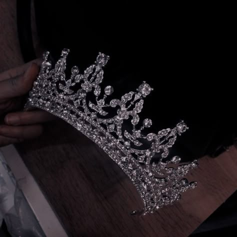 Royal Crown Aesthetic, Aesthetic Queen, Royalty Core, The Bodyguard, Crown Aesthetic, Royal Core, Dark Princess, Queen Aesthetic, Beautiful Tiaras