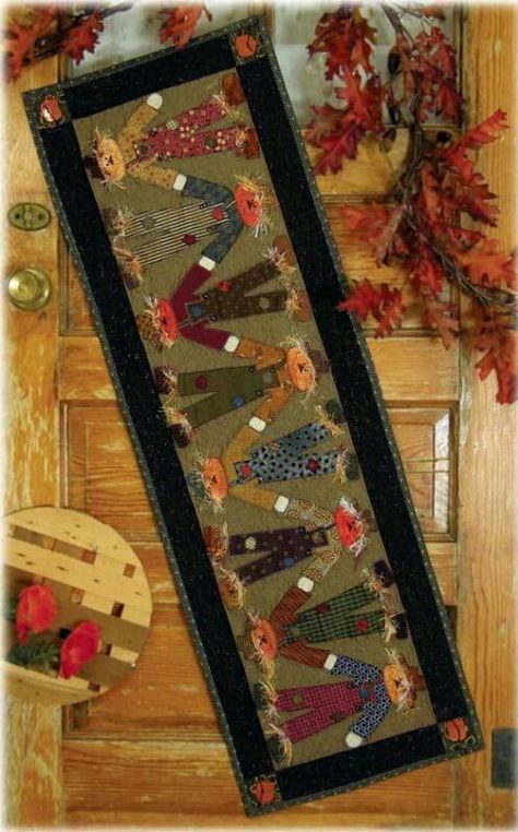 Cute table runner Happy Hollow, Table Halloween, Sewing Crochet, Halloween Table Runners, Fall Sewing, Adornos Halloween, Wool Quilts, Fall Table Runners, Penny Rug