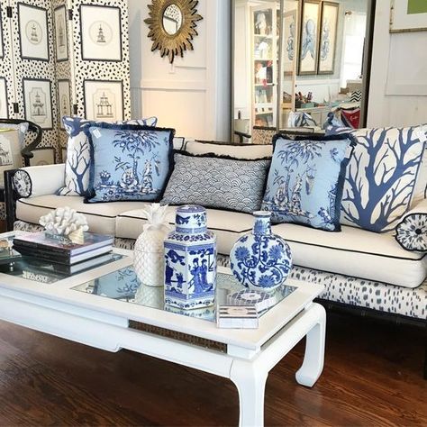 Blue and White Chinoiserie | Chinoiserie Chic | Bloglovin’ Modern Chinoiserie Living Room, Chinoiserie Living Room, Blue Apartment, Blue And White Decor, Modern Chinoiserie, Blue And White Living Room, Blue And White Chinoiserie, Blue White Decor, Boho Chic Bedroom