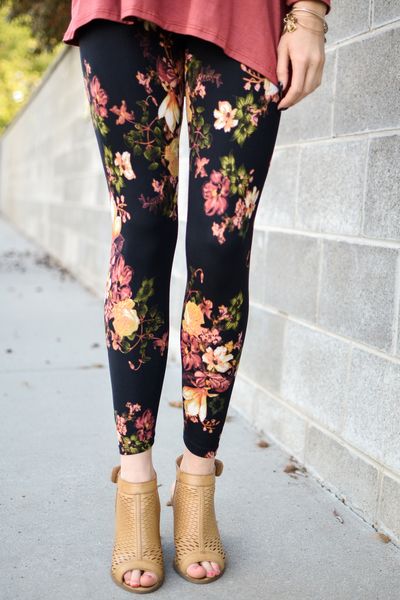 With all the hype about floral patterns, mix it up a bit.  Instead of floral tops and dresses, floral leggings.  They are the perfect foundation for creating an amazing outfit.   Material 95% Rayon 5% Najma Viper, Patterned Leggings Outfits, Ways To Wear Leggings, Leggins Outfit, Printed Leggings Outfit, Outfits With Air Force Ones, Outfits With Jordan 1s Fashion Styles, Outfits Leggins, Lavender Pants