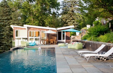 16 Stunning Mid Century Modern Swimming Pool Designs That Will Leave You Breathless Modern House Plans With Pool, Palm Springs Pool Style, House Plans With Pool, Modern Houses Pictures, Mid Century Modern Pool, Mid Century Modern Backyard, Mid Century Pool, Mid Century Modern House Plans, Moderne Pools