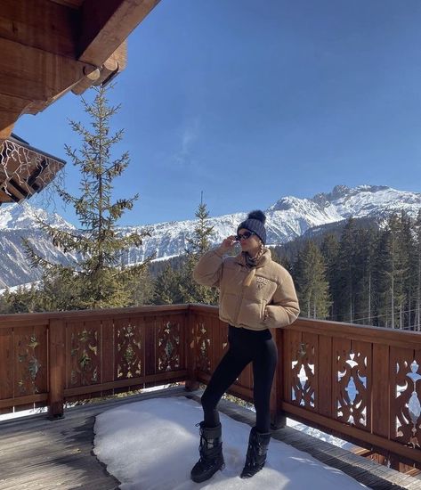 Alps Outfit Winter, Ski Resort Aesthetic Outfits, Ski Resort Aesthetic, Ski Resort Outfit, Ski Trip Aesthetic, Ski Inspiration, Ski Fits, Chalet Girl, Park City Skiing