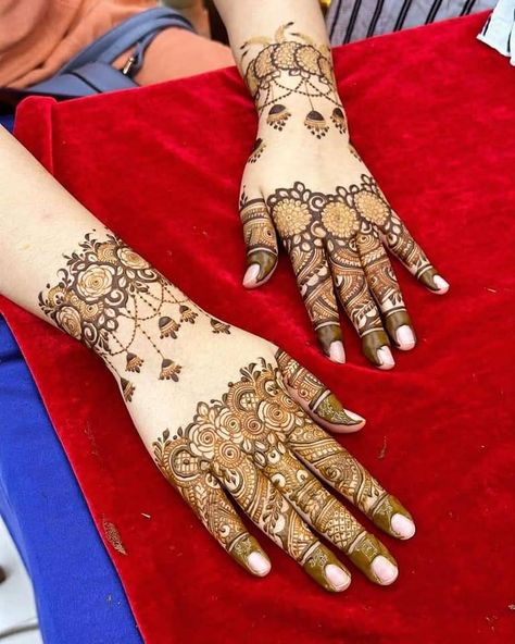 Hema Kanani Mehndi Designs, Brother Wedding Mehndi Design For Sister, Bridal Sister Mehndi Design, Hand Mehendi, Eid Mehndi, Henna Tattoo Hand, Henna Tattoo Designs Hand, Mehndi Designs Bridal Hands, Simple Henna Tattoo