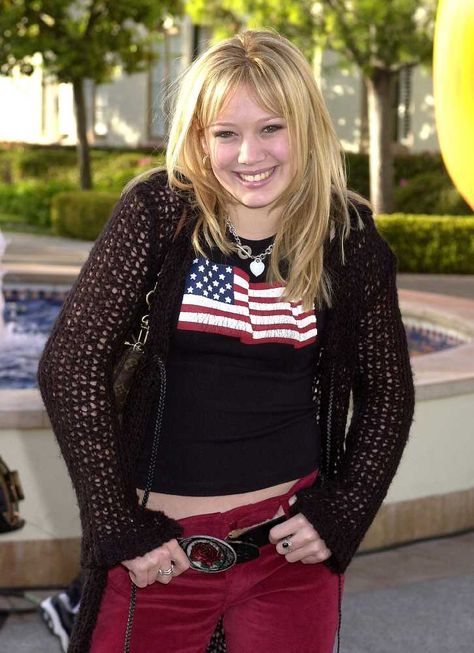 Hilary Duff 2000s Celebs, 2000s Pictures, Juicy Track Suit, Hilary Duff Style, Teen Fashion Trends, Aimee Teegarden, Hillary Duff, The 2000s, Hilary Duff