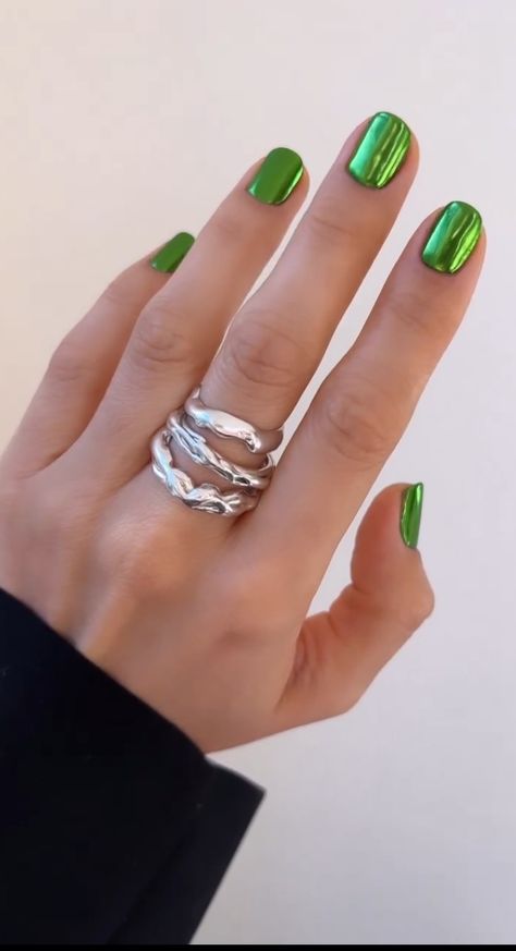 Diy Chrome Nails, Nails Green Chrome, Winter Nails Diy, Gel Nails Holiday, Chrome Nails Green, Chrome Nails Halloween, Poison Ivy Nails, Siren Nails, Green Chrome Nails