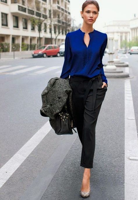 With zara black pants cobalt top and and lamb pumps (python)I like the outfit, but not the python shoes. Rok Midi, Ținute Business Casual, Elegant Work Outfits, Mode Tips, Walking Down The Street, Style Casual Chic, Spring Work Outfits, Chique Outfits, Outfit Trends