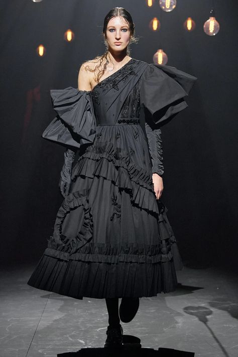 Fall 2023 Ready To Wear, Leg Of Mutton Sleeve, 2023 Ready To Wear, Fashion Inspiration Design, Fall 2023, London Fashion Week, Couture Fashion, Runway Fashion, Fashion News