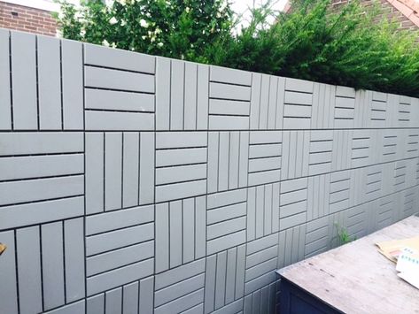 This is the hack my brother Johan. He mounted the tiles with screws directly on the concrete wall to create a IKEA RUNNEN wall fence. Ikea Runnen, Ikea Garden, Ikea Raskog, Ikea Outdoor, Hiding Ugly, Hacks Ikea, Wall Fence, Ikea Design, Concrete Fence