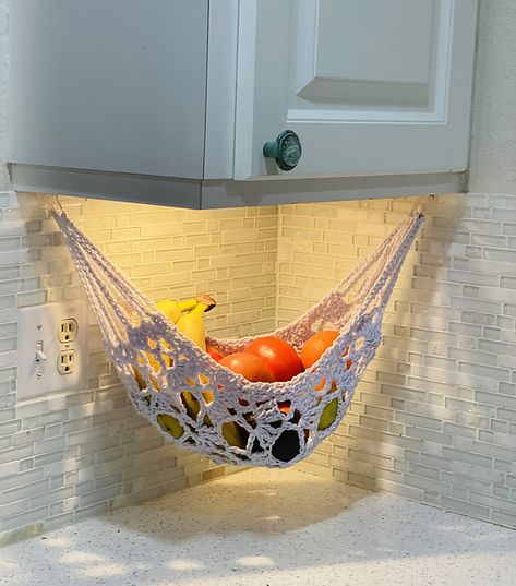 Here’s an interesting kitchen DIY … Get the free pattern via Ravelry. SUGGESTED MATERIALS – KNITPICKS: This post contains affiliate links. Yarn Hammock, Hammock Pattern, Fruit Hammock, Crochet Hammock, Toy Hammock, شال كروشيه, Crochet Fruit, Mode Crochet, Crochet Basket Pattern