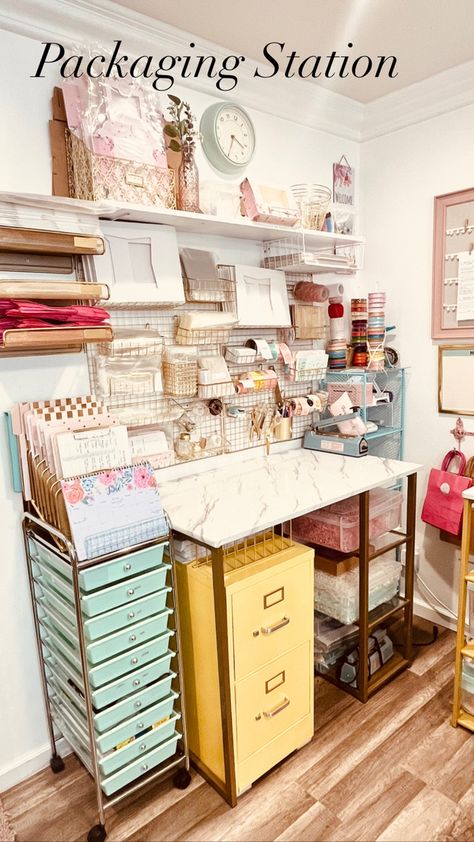 Cookie Room Organization, Bakery Office Ideas, Cookie Decorating Organization, Home Bakery Set Up Ideas, Cookie Room Ideas, Home Bakery Organization, Small Bakery Kitchen, Porch Bakery, Packaging Station