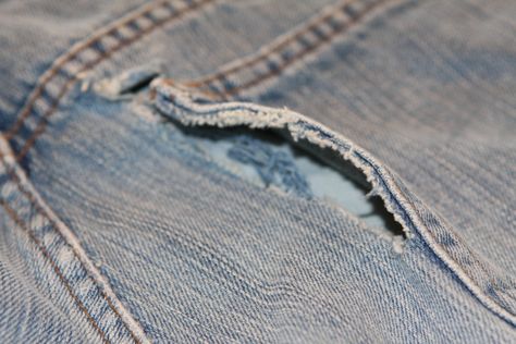 How to mend ripped jeans. My badonkadonk has ruined too many pairs of my favorite jeans haha. How To Patch Jeans, Jean Pocket Detail, Jean Diy, Diy Ripped Jeans, Plain Tee Shirts, Repair Jeans, Ripped Jeggings, Sewing Jeans, Sewing Pants