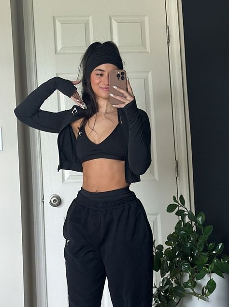 Black Sweatpants Gym Outfit, Dark Gym Outfit, Gym Outfit Cute, Workout Asethic Women, Gym Tips For Women, Darc Sport Outfit, Gymshark Outfit Aesthetic, Sweats Gym Outfit, Tomboy Gym Outfit