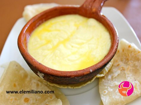 Dentro del grupo de los quesos, se incluye el queso fundido en cazuelas y el queso fundido en porciones también llamado queso para untar. El queso en cazuelas se obtiene de mezclar uno o más tipos de quesos y se le puede agregar complentos como chorizo o champiñones. En Taquerías El Emiliano, tenemos varias opciones de queso fundido para que lo disfrute. www.elemiliano.com Queso Fundido Recipe, Fundido Recipe, Queso Recipe, Queso Fundido, Salsa Verde, Cooking Inspiration, Simple Recipes, Mexican Dishes, Melted Cheese