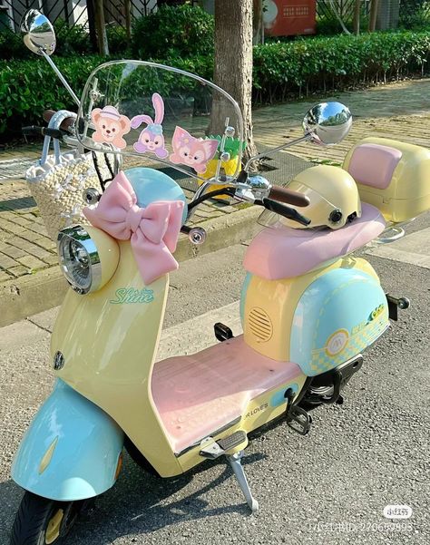 Pink Vespa, Vespa Lx, Anime Picture Hd, Cool Car Accessories, Fashion Design Collection, Vespa Scooters, Animal Sketches, Cute Frogs, Cute Cars