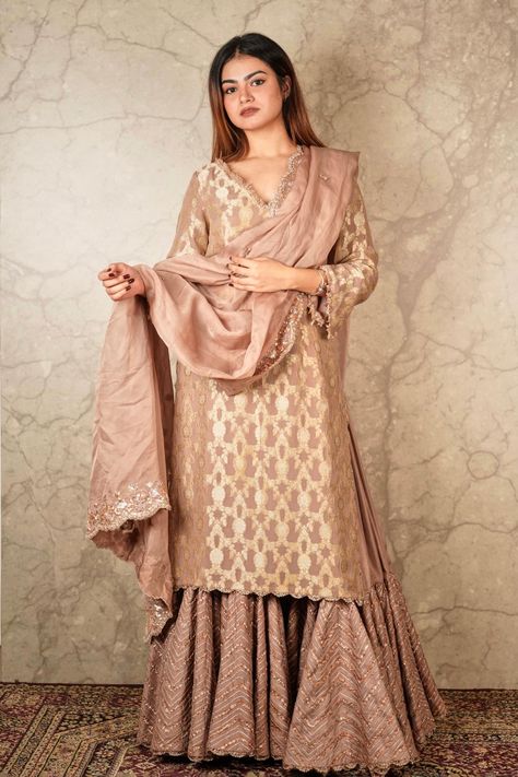 Banarasi Sharara Suits, Akriti By Ritika, Banarasi Kurta Designs Women, Silk Suit Designs Indian, Sharara Ideas, Banarsi Suit Design, Silk Sharara, Casual Bridal Dress, Sharara Designs