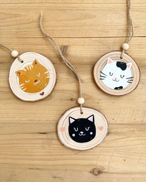 Cat Wood Slice Ornament, Painted Wooden Keychain Ideas, Wooden Keychain Ideas, Wood Ornament Ideas, Wood Art Diy, Coaster Art, Wood Slice Crafts, Wood Slice Art, Wooden Keychain