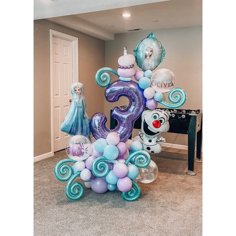 Disney Frozen Balloon Garland, Frozen Themed Balloons, Frozen Balloon Display, Elsa Balloon Bouquet, Disney Balloon Bouquet, Elsa Balloon Decoration, Frozen Birthday Party Balloons, Frozen Birthday Balloons, Fiesta De Frozen Decoration Ideas