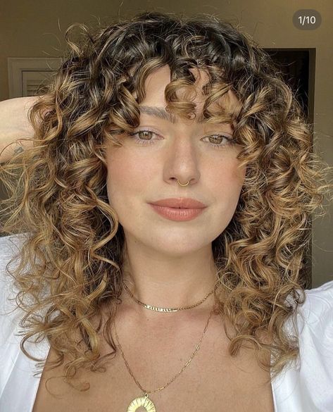 Butterfly Cut Curly Hair, Diy Hair Coloring, Curly Balayage Hair, The Butterfly Haircut, Curly Hair Color, Hair Content, Butterfly Haircut, Natural Curly Hair Cuts, Highlights Curly Hair