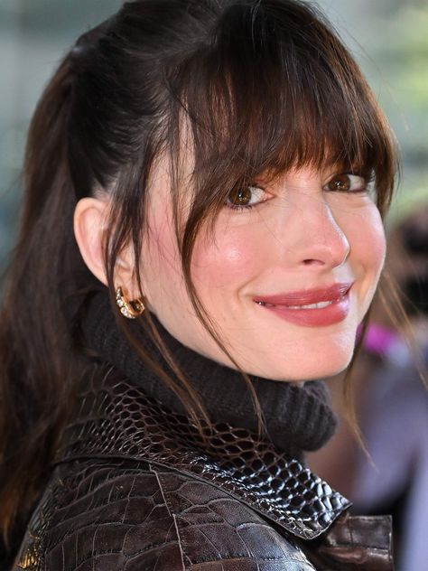 Anne Hathaway Bangs, Micro French Manicure, Anne Hathaway Hair, Anne Hathaway Style, Perfect Bangs, Skincare Secrets, Turn Back Time, Clear Glowing Skin, Anne Hathaway