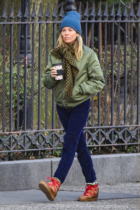 Sienna Miller’s Winter Boots Prove Style & Warmth Aren’t Mutually Exclusive Cute Snow Boots, Sienna Miller Style, Cozy Winter Boots, Cotton Pants Women, Warm Drinks, Hollywood Actress, Sienna Miller, Celeb Style, Modieuze Outfits