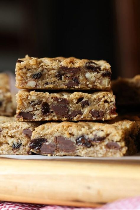 Oatmeal Cookie Bars Recipes, Bars With Chocolate Chips, Oatmeal Raisin Bars, Easy Oatmeal Raisin Cookies, Chewy Oatmeal Cookie, Oatmeal Chocolate Chip Bars, Chocolate Bar Recipe, Cookie Bars Easy, Oatmeal Cookie Bars