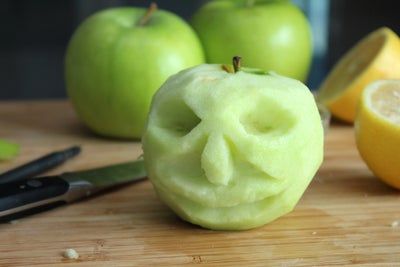 Shrunken Apple Heads, Apple Head Dolls, Carved Skulls, Apple Crafts, Shrunken Heads, Halloween Tea Party, Ward Off Evil Spirits, Diy Apple, Freezing Apples