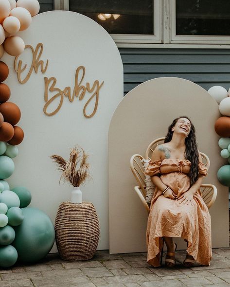 Babyshowerparty Gender Neutral, Boho Theme Baby Shower Ideas Boy, Fall Themed Baby Shower Backdrop, Soft Baby Shower Theme, Gender Decoration Ideas, Fall Baby Shower Themes Gender Neutral, Genderless Baby Shower Ideas, Boho Neutral Baby Shower Ideas, Earthy Baby Shower Theme